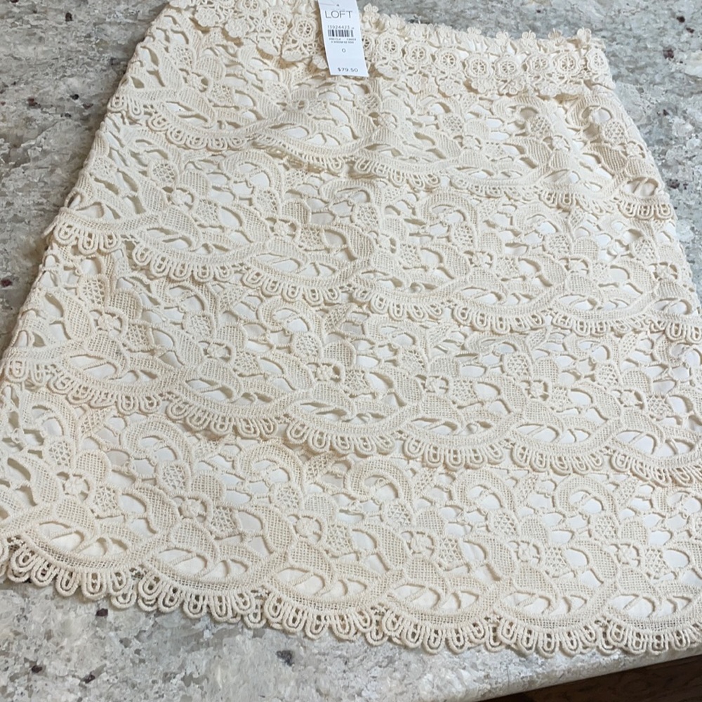 Loft cream colored lace, lined skirt. Size 0(zero)